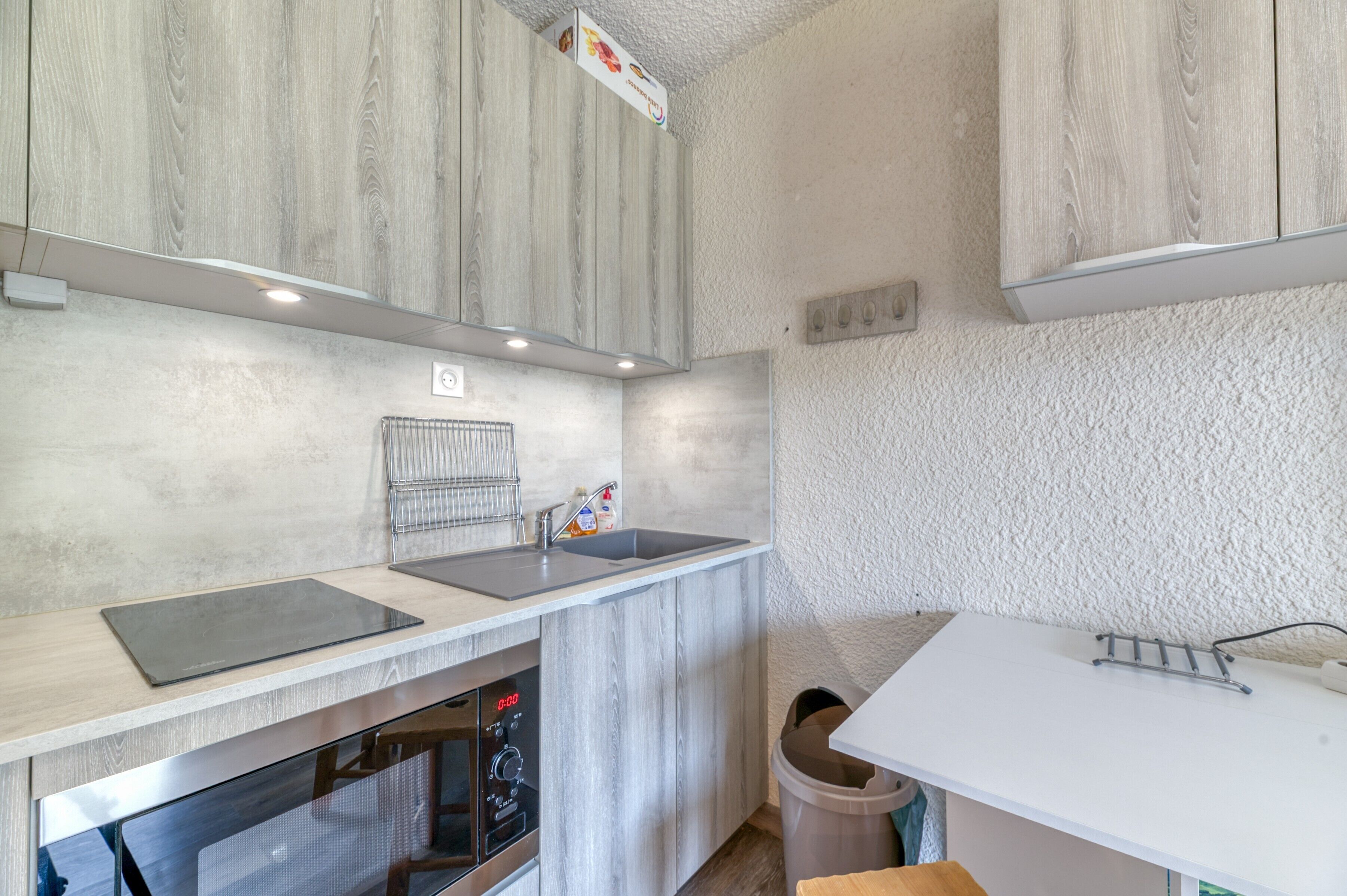 Refrigerador, microondas, placa de cocina, cafetera/tetera