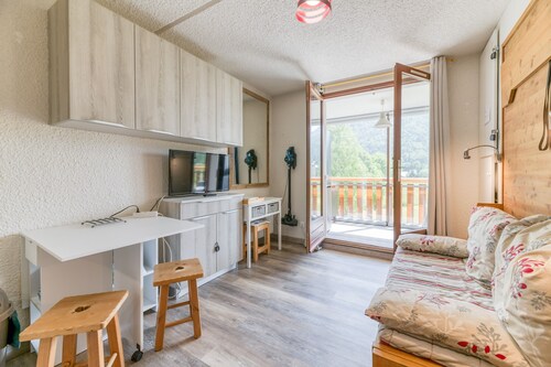 Well-Equipped Studio with Enclosed Balcony and Mountain View