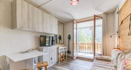 Well-Equipped Studio with Enclosed Balcony and Mountain View