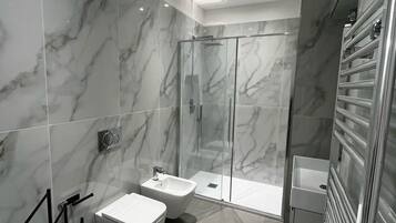 Chuveiro, secador de cabelo, toalhas de banho