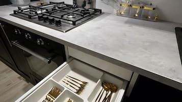 Kühlschrank, Ofen, Herdplatte, Wasserkocher