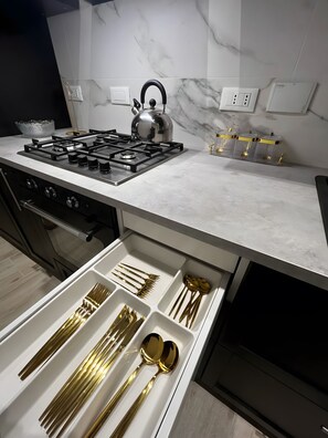 Kühlschrank, Ofen, Herdplatte, Wasserkocher