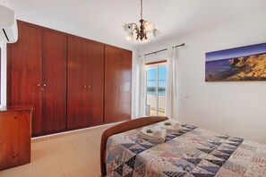 3 chambres, fer et planche à repasser, Wi-Fi gratuit, draps fournis