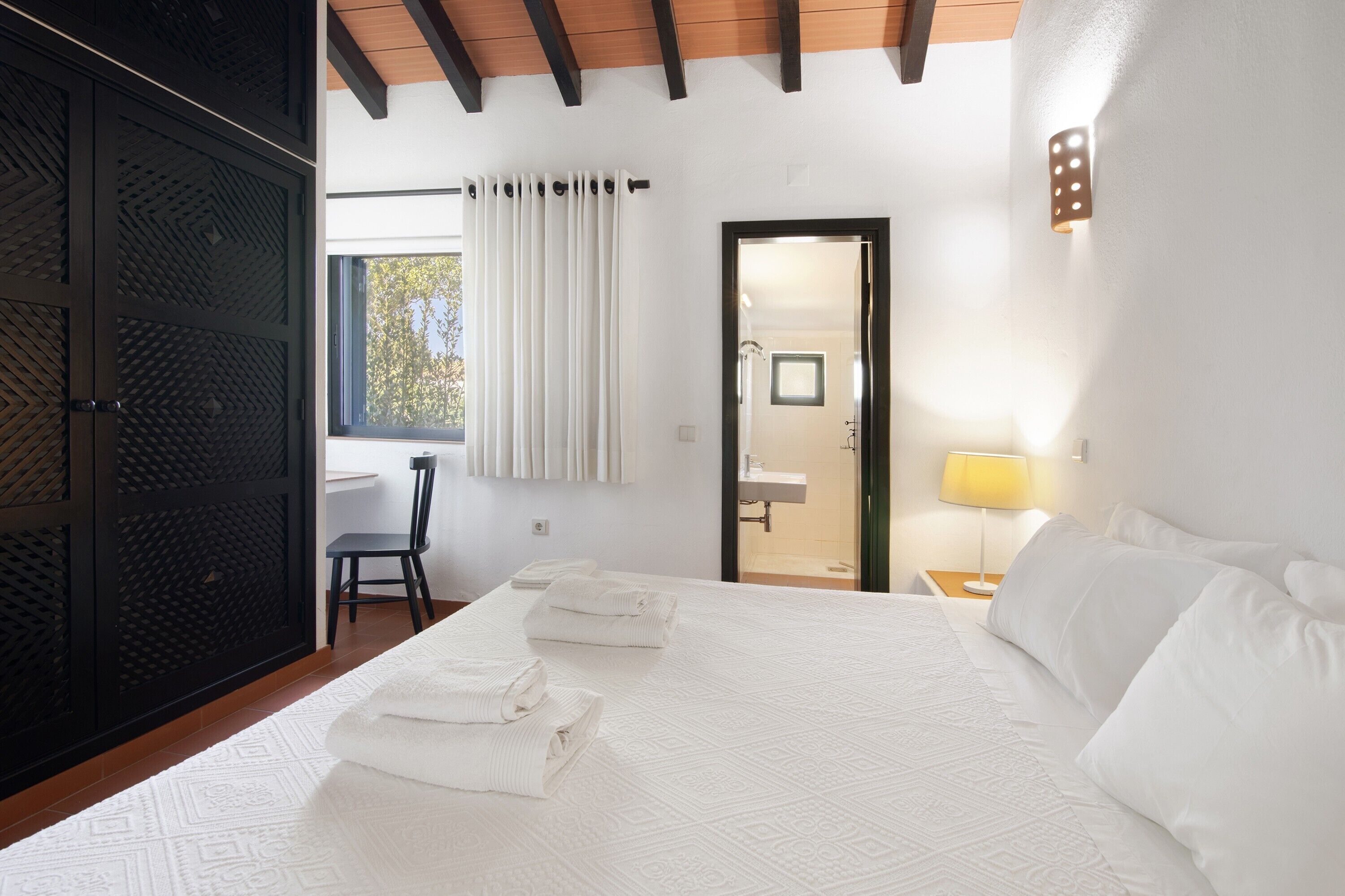 2 bedrooms, iron/ironing board, bed sheets