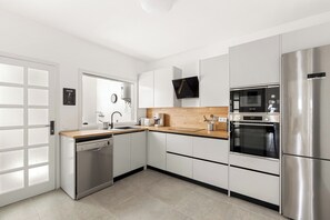 Mikrovågsugn, ugn, spishäll och diskmaskin