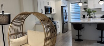 New Luxury 4-Bedroom Getaway, St. John's| 3.5 Bath| Free Parking| Private Patio