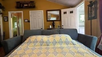 2 bedrooms, WiFi (free), bed sheets