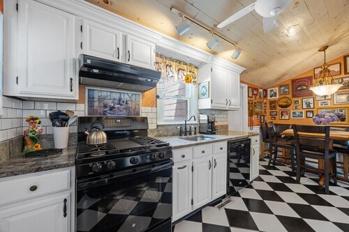 Sal's Place-Close to Tourism, Private Yard, Pool!