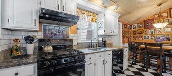 Sal's Place-Close to Tourism, Private Yard, Pool!