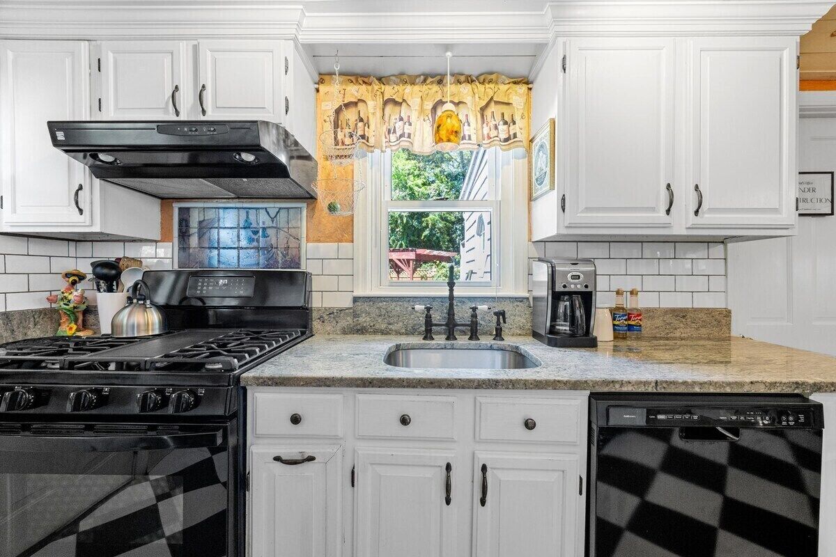 Coffee/tea maker, fridge, oven, stovetop