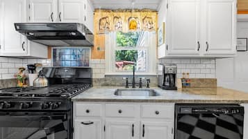 Coffee/tea maker, fridge, oven, stovetop