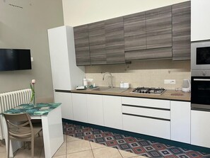 Frigorifero, microonde, forno, lavastoviglie