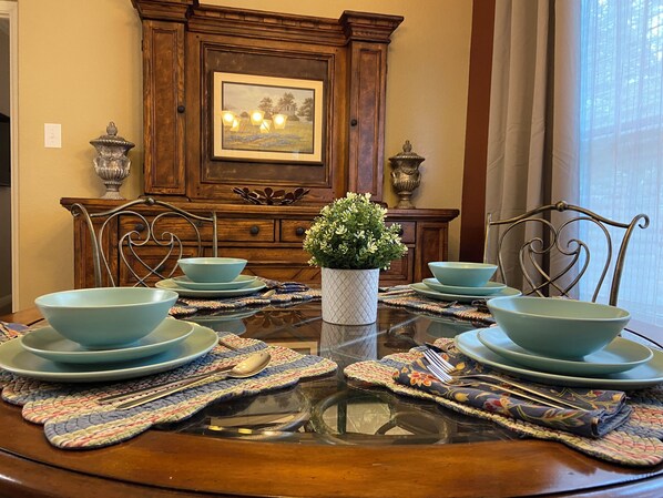 Dining - Charming single-story 3-bedroom home nestled in the desirable Stone Oak area (San Antonio)