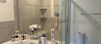 Cozy 3-bedroom condo with WiFi, AC in fabulous Hanover pet and family friendly