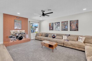 Living area - Next to Strip & UNLV, Pool, Hot Tub, BBQ, Buddy Rich's House (Las Vegas)