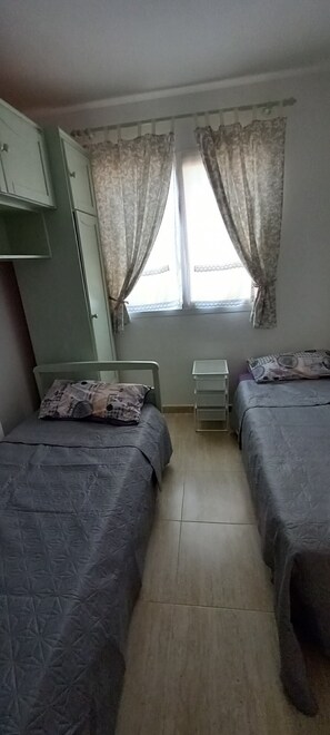 2 habitaciones, tabla de planchar con plancha y cuna de viaje 