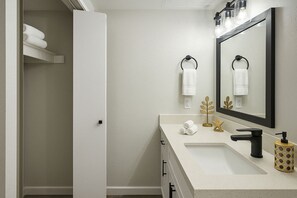 Sèche-cheveux, serviettes fournies, savon, papier toilette