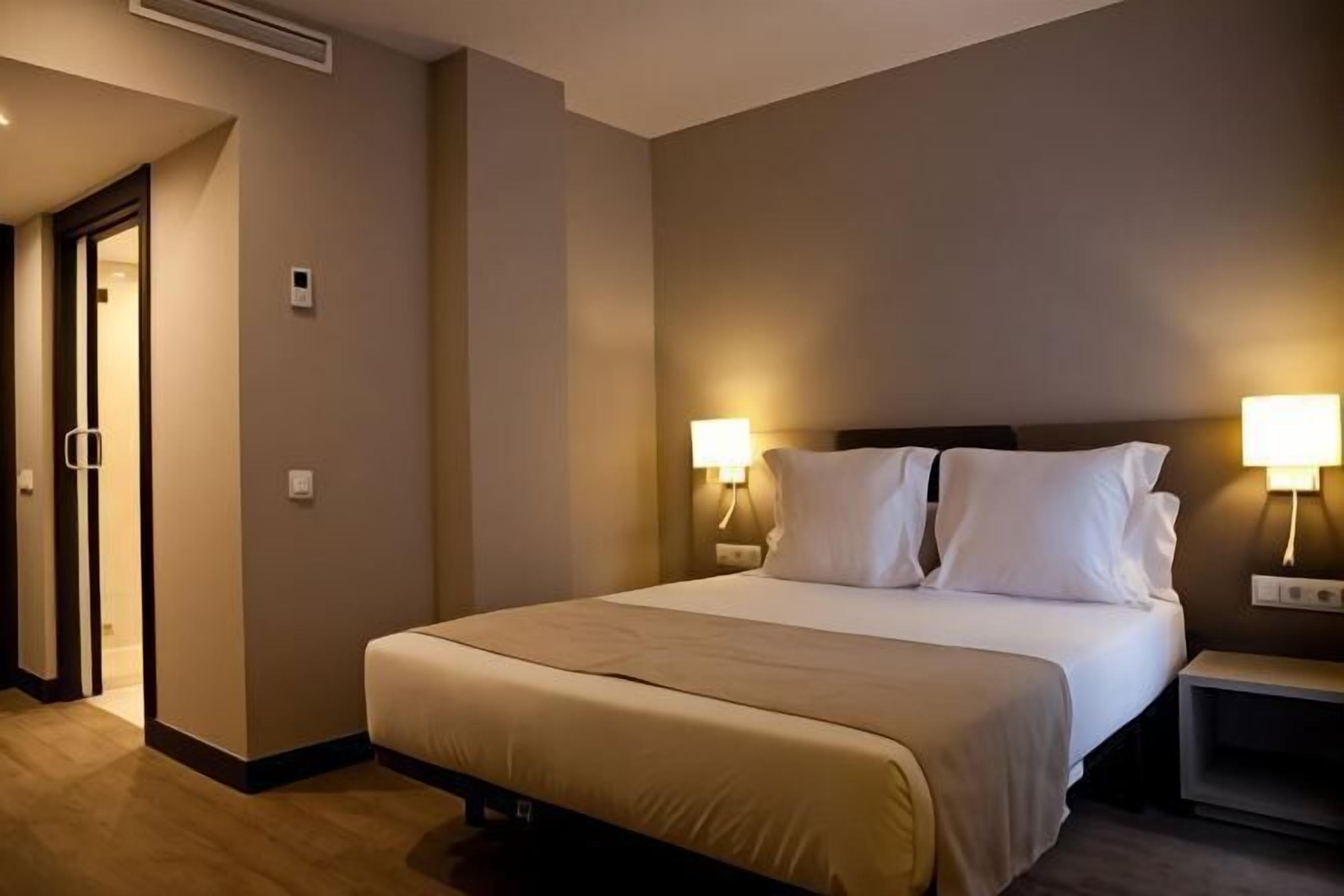 Een bureau, een strijkplank/strijkijzer