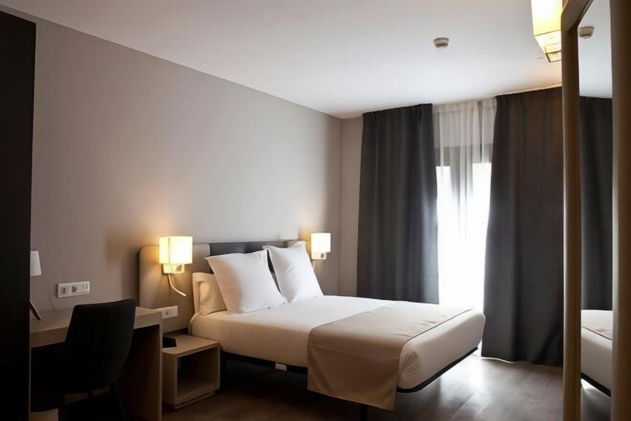 Een bureau, een strijkplank/strijkijzer