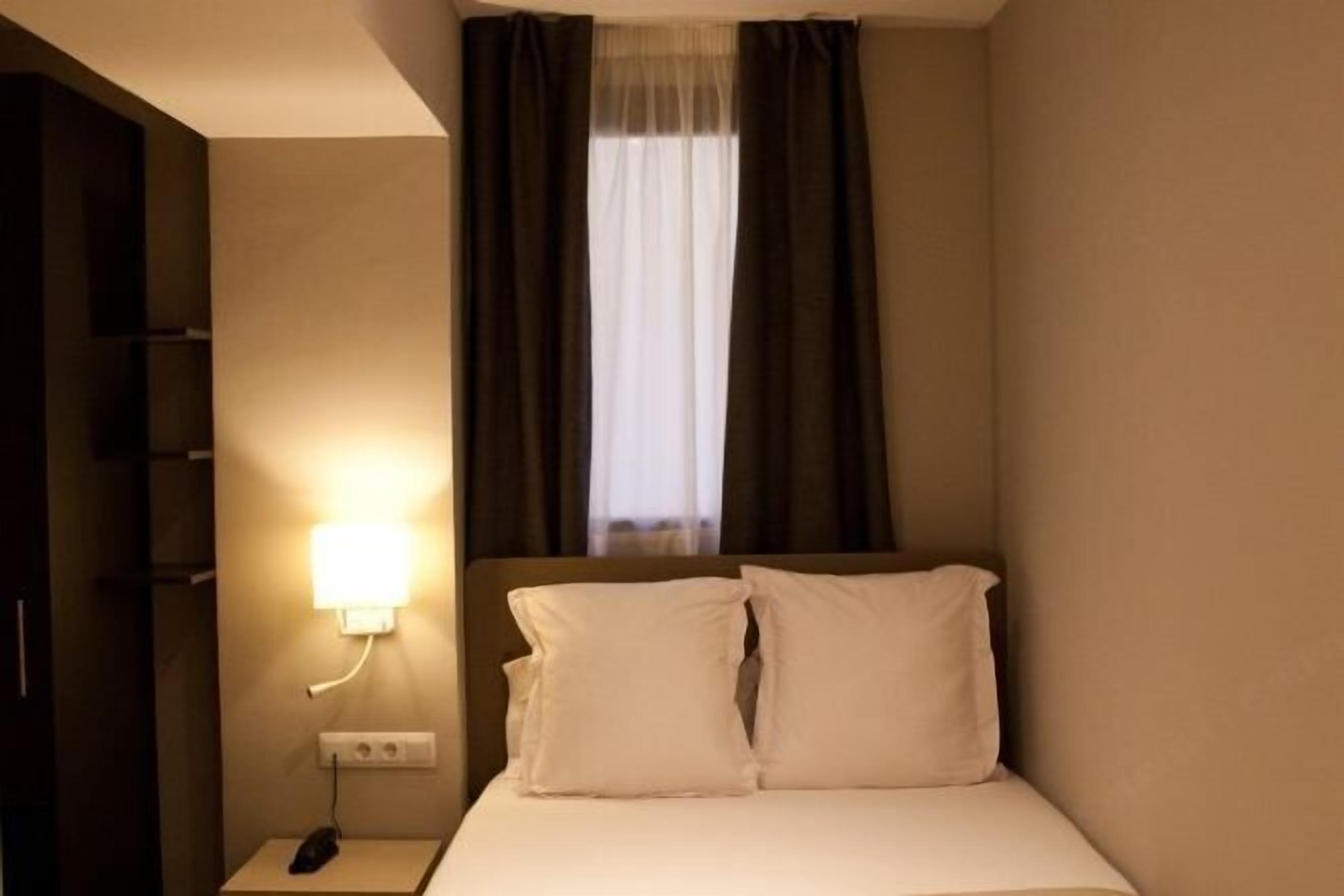 Een bureau, een strijkplank/strijkijzer