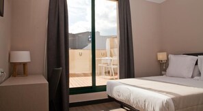 Escriptori i planxa i posts de planxar 