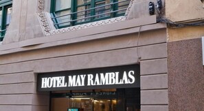 HOTEL MAY RAMBLAS's udvendige facade med et tydeligt skilt.