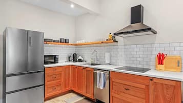 Fridge, microwave, stovetop, dishwasher