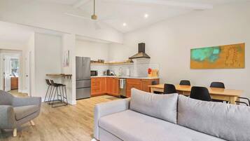 Televisión, libros y oficina