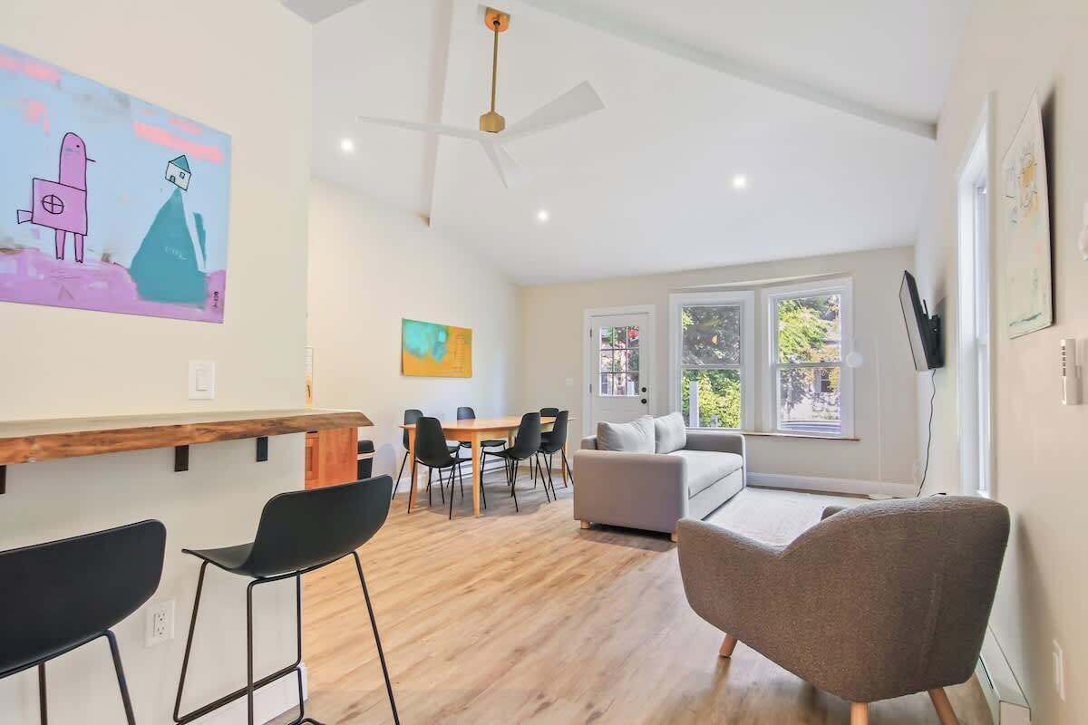 TV, livros, escritórios