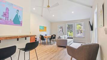 TV, livros, escritórios