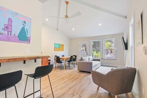 TV, bøker og kontorer