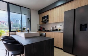 Loft exclusivo | Cocina privada | Tetera eléctrica y comedor 