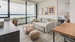 로프트 | 거실 공간 | 케이블 채널 시청이 가능한 55인치 스마트 TV, 벽난로, 바닥 난방/온돌