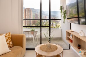 럭셔리 아파트, 침실 2개 | 거실 공간 | 케이블 채널 시청이 가능한 55인치 스마트 TV, 벽난로, 바닥 난방/온돌