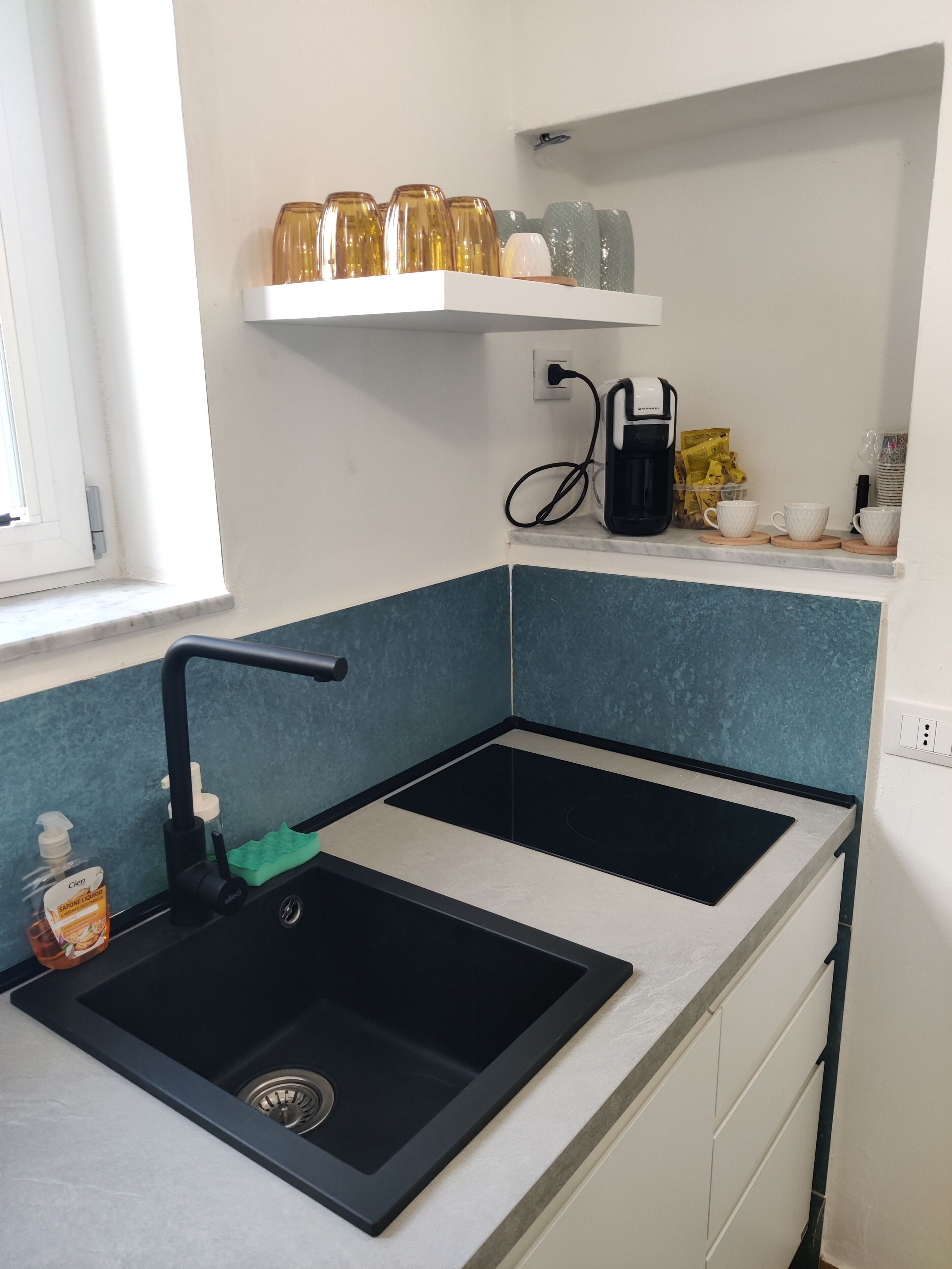 Cafetera/tetera, refrigerador, horno, placa de cocina