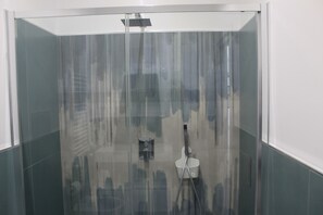 Douche, séchoir à cheveux, bidet, serviettes fournies