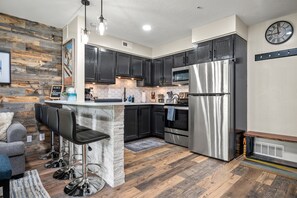 ثلاجة، ميكروويف، فرن، موقد طهي مسطح