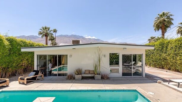 A modern house with a pool, a patio with lounge chairs, and a mountain view. - Charming 2-bedroom Mid-Century Modern house in enchanting Palm Springs (Palm Springs)