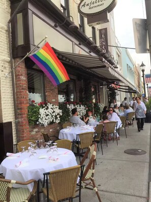 Outdoor dining - Ultimate OceanFront 2BRs Penthouse & private beach (Sea Bright)