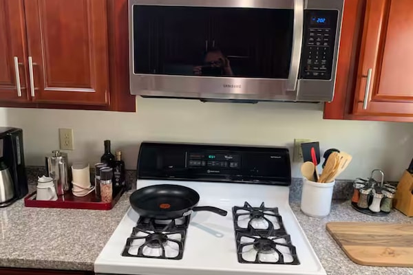 Een microgolfoven, een oven, een kookplaat