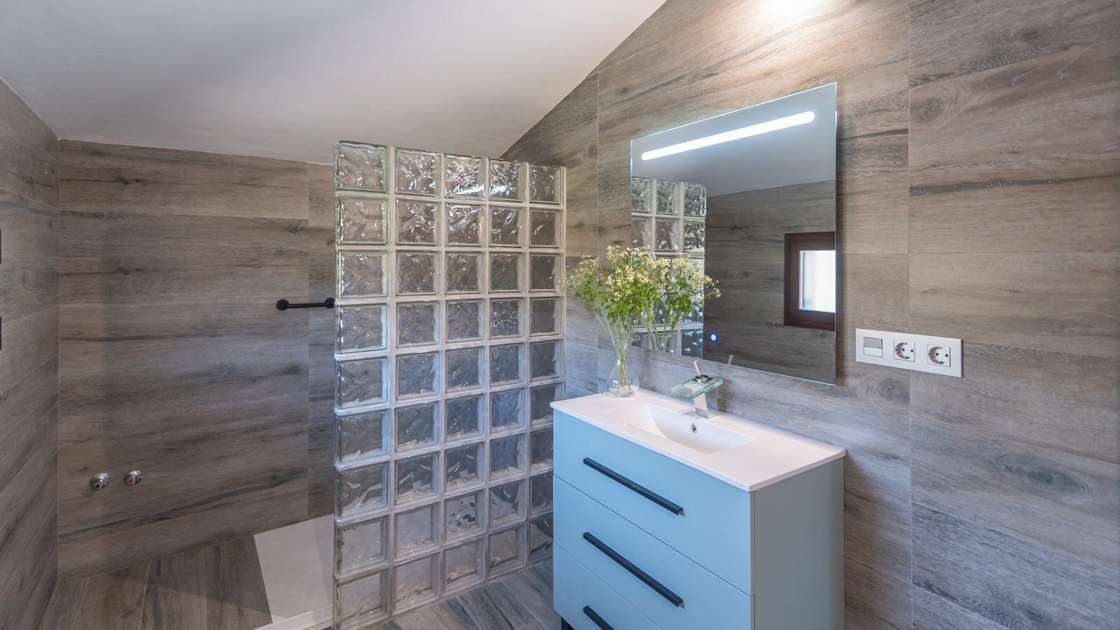 Douche, serviettes fournies