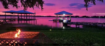 Lakeside Lily Pad - Cozy Retreat w/ Hot Tub on Lake Francis