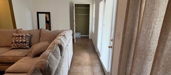 Charming 2-bedroom townhome with WiFi, AC in Lexington