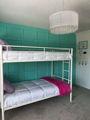 4 bedrooms, iron/ironing board, WiFi, bed sheets - 4-bedroom house in delightful McKinney with WiFi, AC. Enjoy your stay (McKinney)