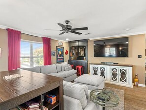 Living area - 4-bedroom house in delightful McKinney with WiFi, AC. Enjoy your stay (McKinney)
