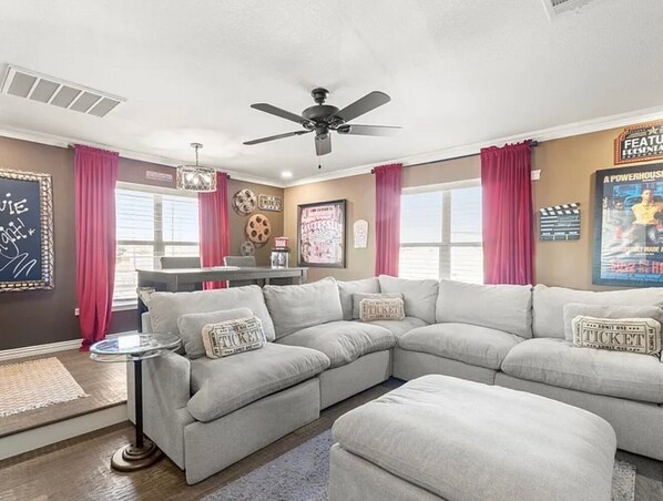 Living area - 4-bedroom house in delightful McKinney with WiFi, AC. Enjoy your stay (McKinney)