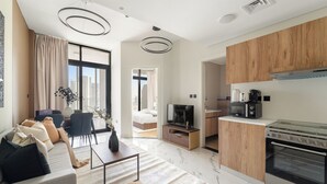 A modern apartment with a living area, kitchen, and bedroom. - Silkhaus Al Maryah Vista 1 (Abu Dhabi)