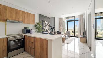 Apartamento panorâmico | Cozinha privada | Geladeira, micro-ondas, fogão, cooktop