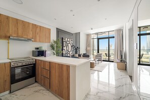 Apartamento panorâmico | Cozinha privada | Geladeira, micro-ondas, fogão, cooktop