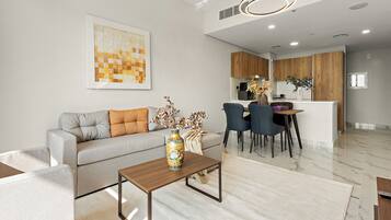 Luxury Apartment | Ruang tamu | 50 inci sebuah televisyen pintar dengan digital